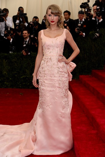 taylor swift in oscar de la renta