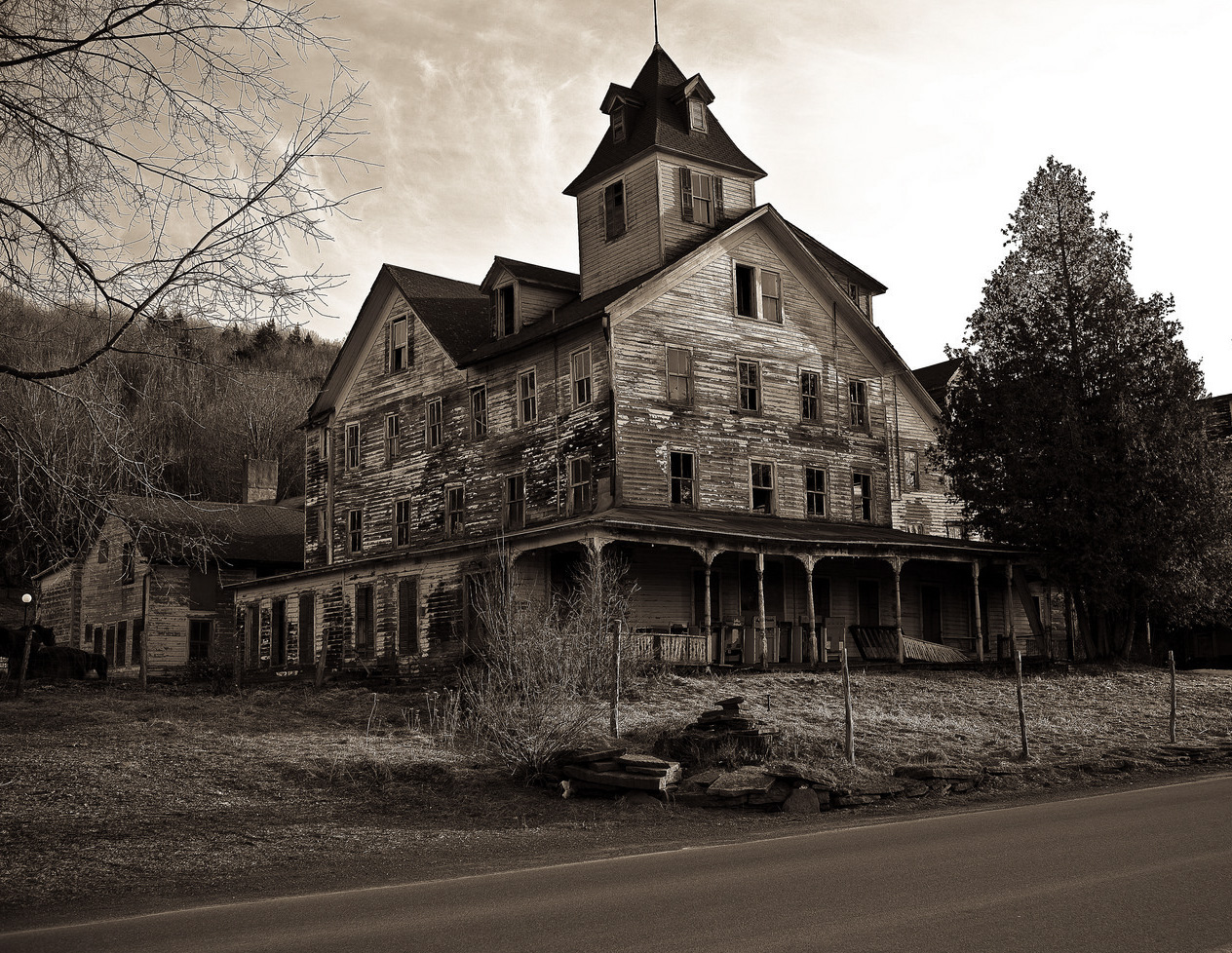 Travel Spotting Haunted House RoundUp The Luxury Spot