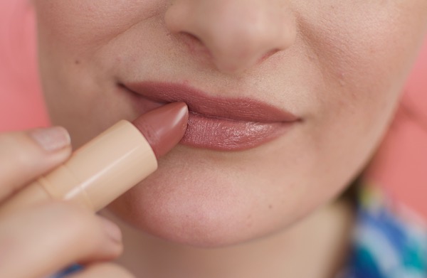 How to contour lips easily at home