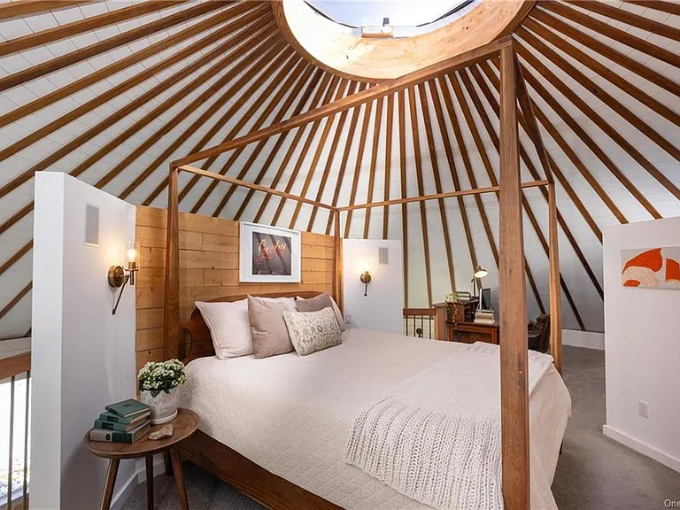 Hudson Valley Yurt House, yurt bedroom