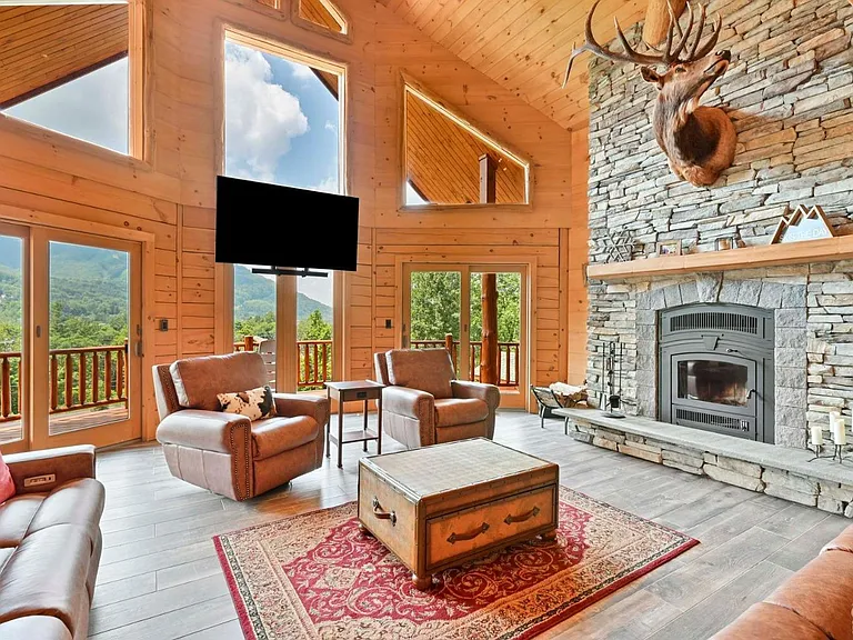 Hunter Mountain, NY ski chalet, log cabin with vaulted ceilings living room 