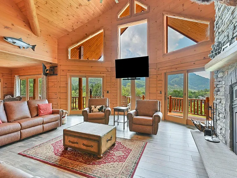 Hunter Mountain, NY ski chalet, log cabin with vaulted ceilings living room 