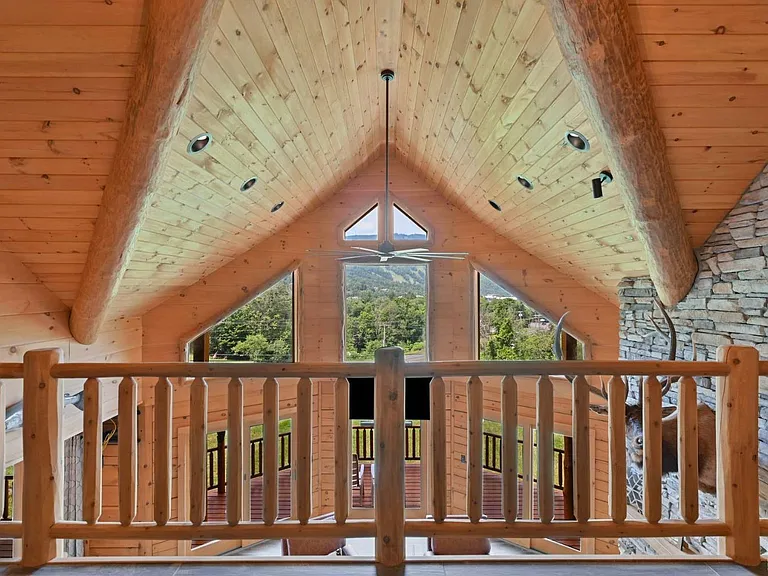 Hunter Mountain, NY ski chalet, log cabin vaulted ceilings