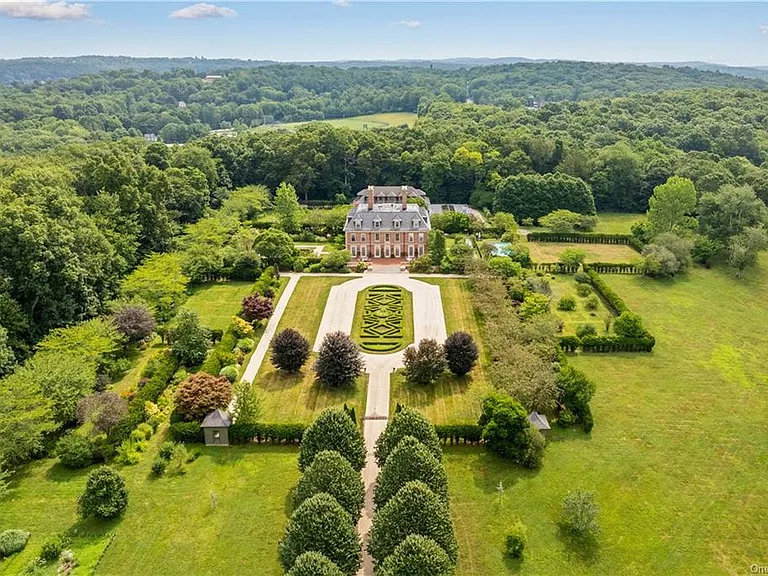 eclectic castle in new york, exterior of the Salutation replica, an English Georgian masterpiece