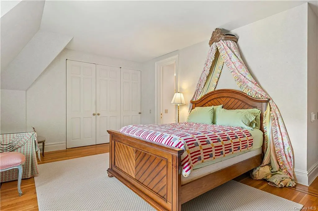 eclectic castle in new york, interior of the Salutation Castle replica with english countryside bedrooms and floral wallpaper