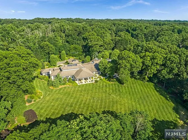 exterior of a posh modern saddle river mansion in New Jersey's Bergen County