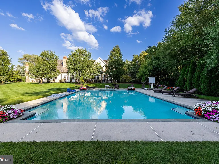 Classic NJ mansion in Moorestown New Jersey, exterior in ground pool