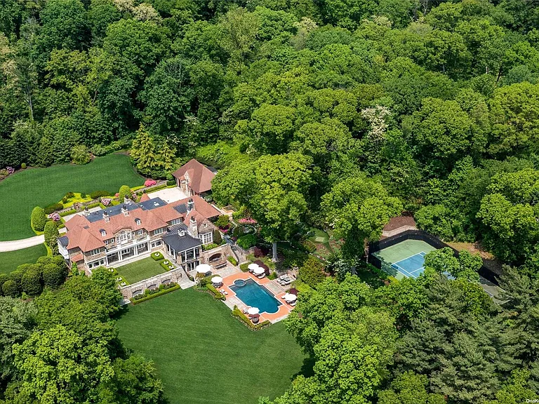 Old Westbury Mansion, exterior of Spring Hill Lane estate