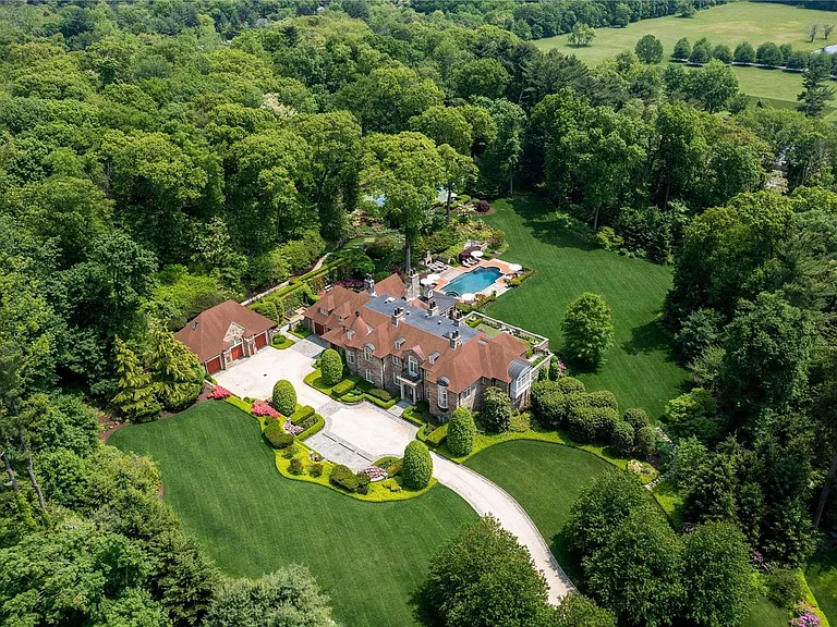 Old Westbury Mansion, exterior of Spring Hill Lane estate