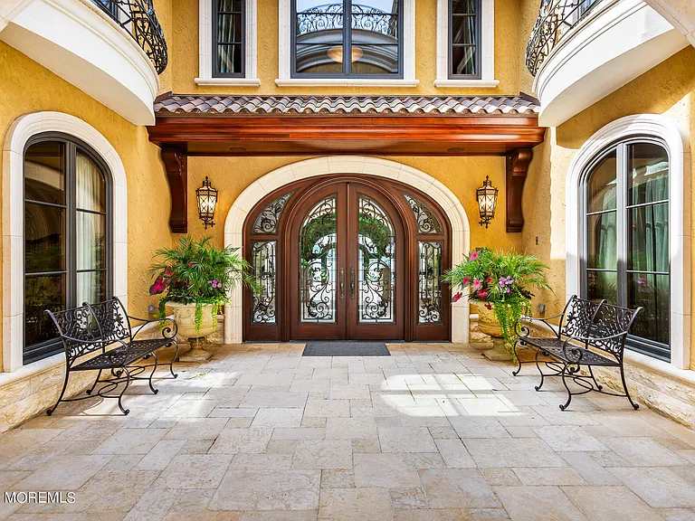 Massive Tuscan Palace in New Jersey on the Rumson and Navasink Rivers, exterior courtyard