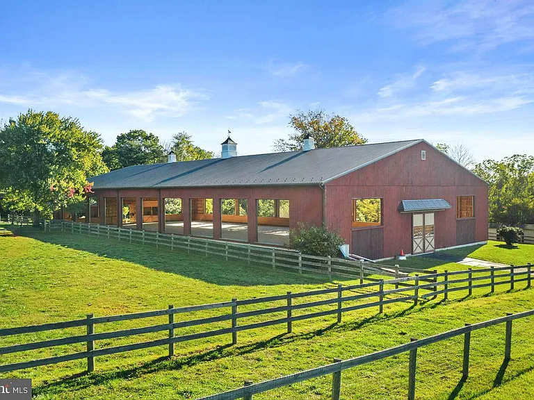 1700s equestrian estate in Lower Gwynedd Pennsylvania, colonial barn exterior