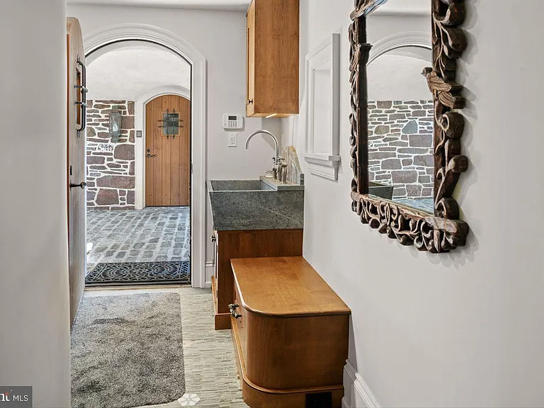 1700s equestrian estate in Lower Gwynedd Pennsylvania, colonial era       hallway 