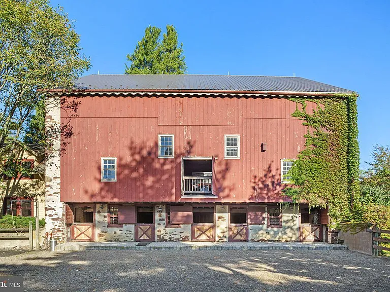 1700s equestrian estate in Lower Gwynedd Pennsylvania, colonial era horse barn