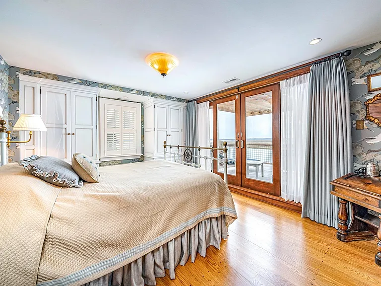 Timeless NJ bayfront beach house, guest bedrooms and home office spaces of 612 S Bayview Drive in Strathmere, New Jersey