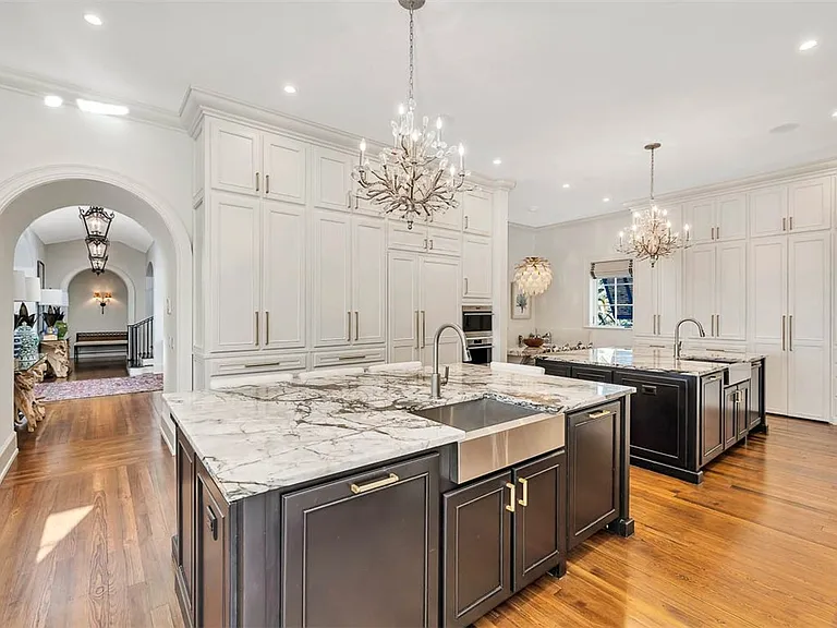 Most beautiful mansion on Saint Simons Island, Georgia, black white and gold quartzite kitchen