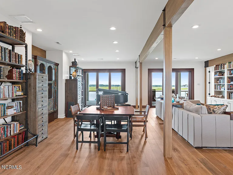 Wilmington Beach Mansion with Panoramic Views, modern dining space