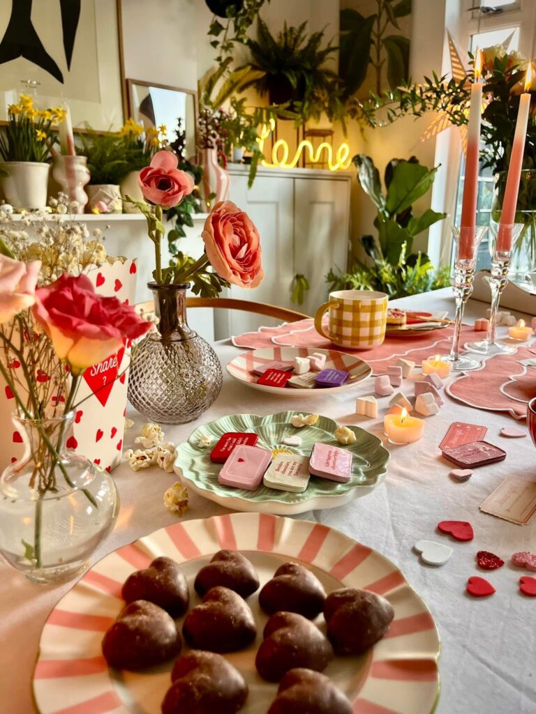 Decorated Valentine's dining table, cute room ideas